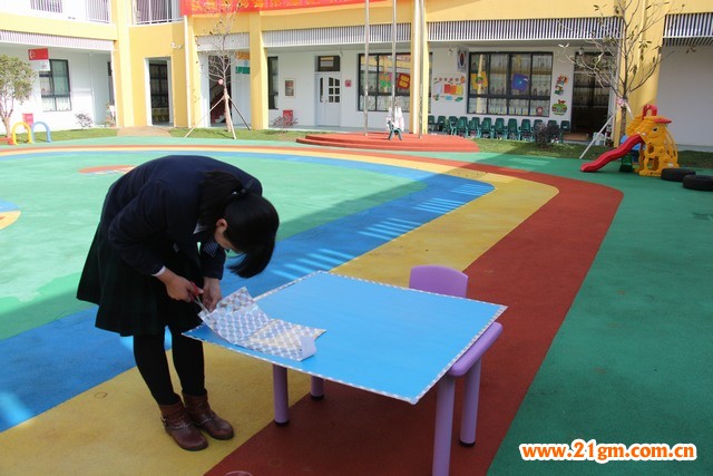 一、作品名称: 《趣味飞行棋》 二、设计意图: 幼儿园的孩子们有爱玩的天性,为了让孩子们在学习中玩,在玩的过程中学到知识,我制作了趣味飞行棋,它可以让幼儿体验与同伴一起游戏的乐趣,培养孩子们学习英语(或者数学、拼音)的积极性,也能让孩子在游戏的过程中体验到快乐。 三、制作材料: 正方形KT板1个 正方形泡沫若干个 即时贴 双面胶 红色、紫色、绿色、黄色海绵纸若干张 剪刀 四、制作过程: 1、棋盘的制作: 1)四种不同颜色的海绵纸剪成合适大小的方块,分别剪成正方形、三角形以及长方形的方块若干。 2)根据飞行