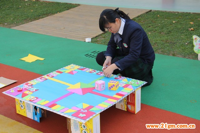 一、作品名称: 《趣味飞行棋》 二、设计意图: 幼儿园的孩子们有爱玩的天性,为了让孩子们在学习中玩,在玩的过程中学到知识,我制作了趣味飞行棋,它可以让幼儿体验与同伴一起游戏的乐趣,培养孩子们学习英语(或者数学、拼音)的积极性,也能让孩子在游戏的过程中体验到快乐。 三、制作材料: 正方形KT板1个 正方形泡沫若干个 即时贴 双面胶 红色、紫色、绿色、黄色海绵纸若干张 剪刀 四、制作过程: 1、棋盘的制作: 1)四种不同颜色的海绵纸剪成合适大小的方块,分别剪成正方形、三角形以及长方形的方块若干。 2)根据飞行