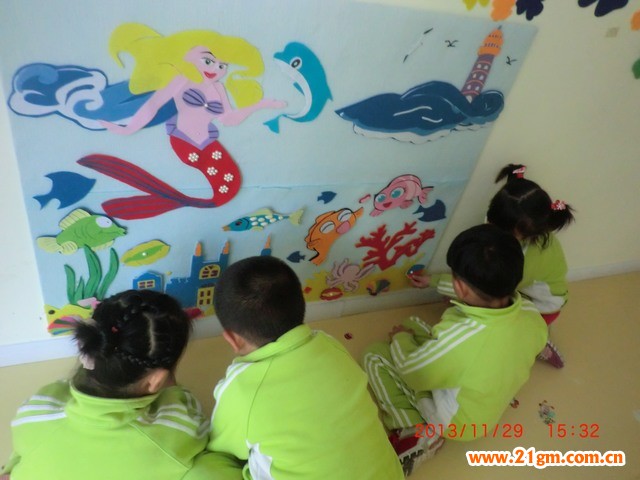 作品名称:奇秒的海底世界多功能操作板 设计思路:烟台是一个风景宜人环境优美的海滨城市,老师们在进行主题活动的时候经常会带孩子们到 海边一起探索一起学习、捡贝壳等,家长们也会在周末经常带孩子到海边放风筝,游泳,等等... 冬季天气越来越冷,孩子们不能到海边游玩,于是老师在一次教研活动中奇思妙想设计出了《奇 妙的海底世界多功能操作板》 制作材料:无纺布、纽扣、珍珠、线、KT板、魔术贴、皱纹纸等 教育目的: 社会领域: 可以以组为单位进行各种游戏和活动,增进同伴间相互配合。 科学领域:了解海底的各种生物,认识不
