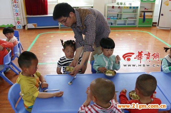 吃饭的过程中,周虎要不停地督促孩子们吃饭、给小朋友添加食物、清理撒到衣服上的食物