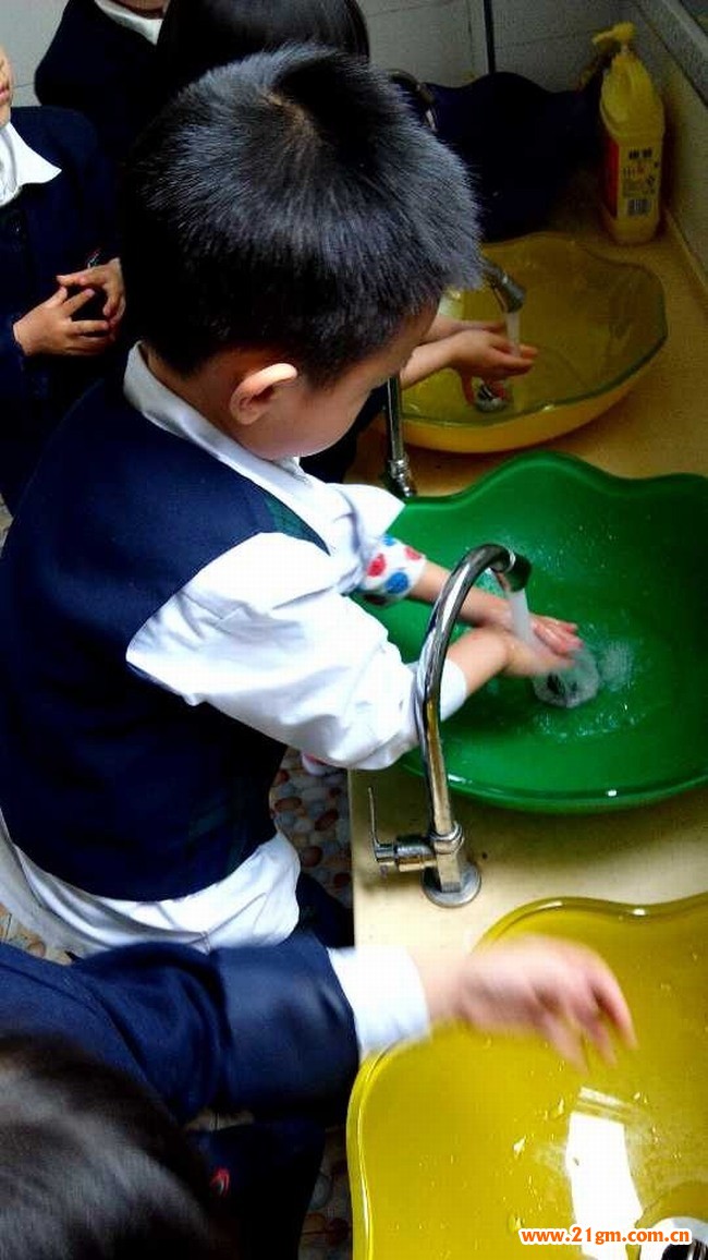 孩子们饭前洗手养成良好习惯