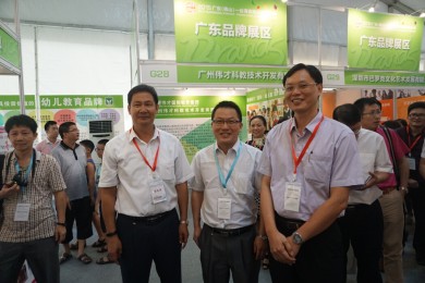 伟才受邀参加“2015广东（佛山）-台湾连锁品牌展览会”，现场火爆