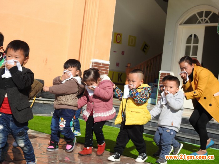 贵州松桃鸿合伟才幼儿园消防演习活动