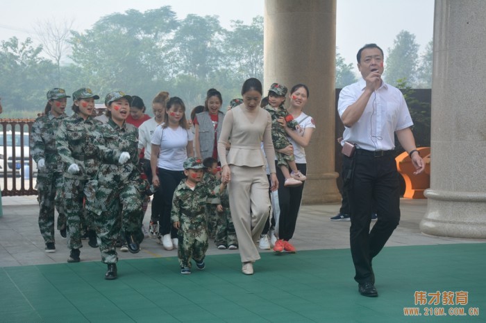 潼南伟才幼儿园庆祝建国70周年 “我是小小兵”亲子运动会